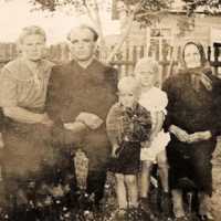 Наша семья  вместе с бабушкой Феклой, примерно 1954 г. 
